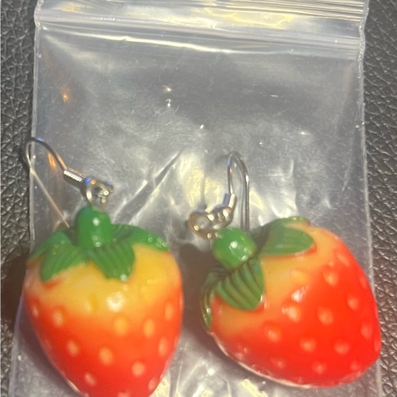 15 FUN AND UNIQUE SETS OF RETRO HANGING EARRINGS. - Picture 7 of 15